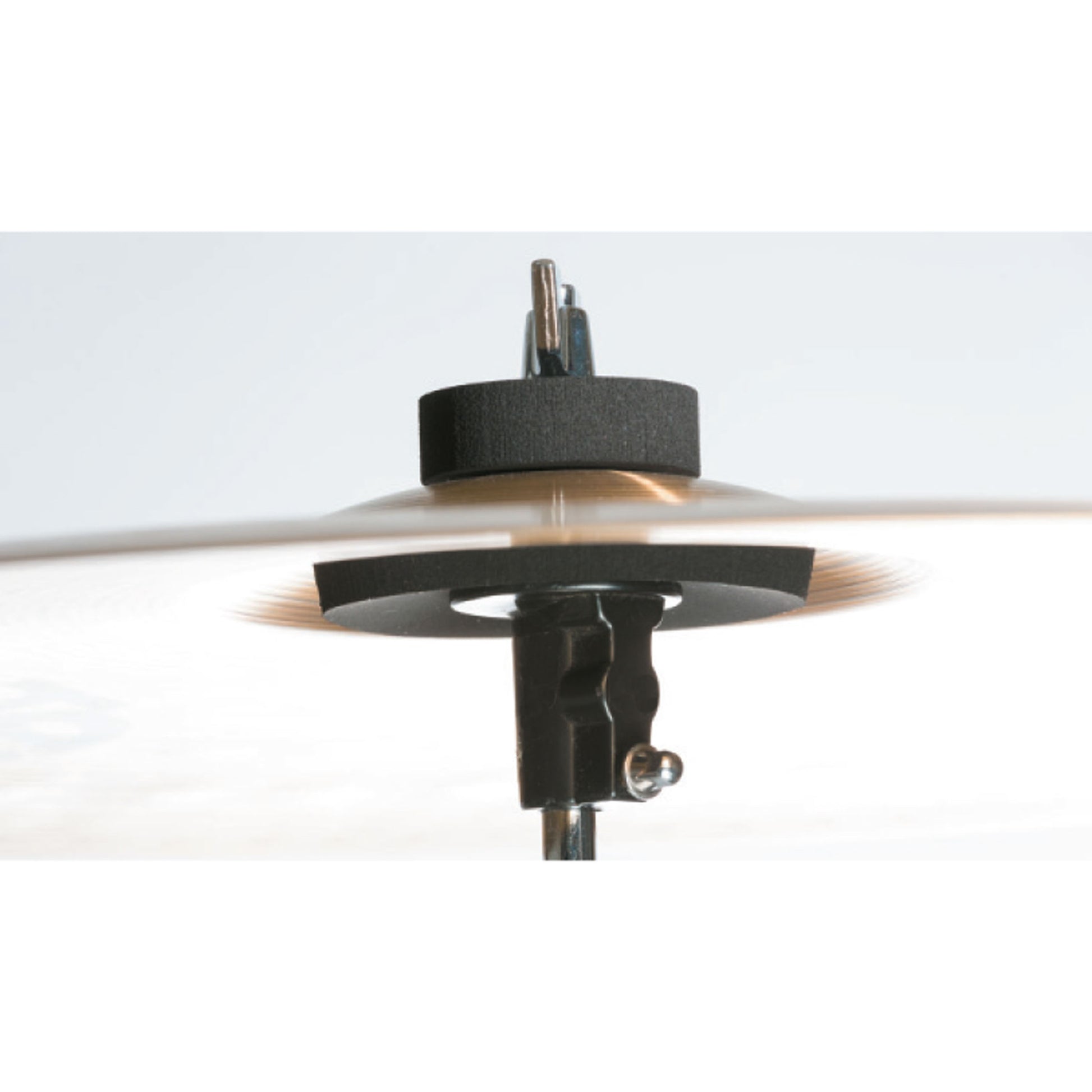 Cympad Moderator 90mm mounted on a cymbal stand – Extra-large black foam washer positioned beneath a cymbal for optimal sound dampening and overtone control. Ideal for drummers seeking volume reduction without compromising feel or responsiveness.